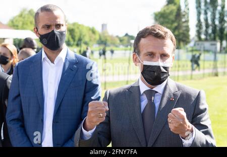 Frankreichs Staatspräsident Emmanuel Macron besucht zusammen mit dem ehemaligen Basketballspieler und ASVEL Lyon-Villeurbanne-Clubpräsidenten Tony Parker ein städtisches Stadion, um anlässlich der Wiedereröffnung von Sportveranstaltungen und -Einrichtungen nach den Schließungen während der Pandemie Covid-19 am 19. Mai 2021 in Pont-Saint-Marie, Ostfrankreich, ein Stadion zu besuchen. Foto von Jacques Witt/Pool/ABACAPRESS.COM Stockfoto