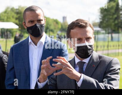 Frankreichs Staatspräsident Emmanuel Macron besucht zusammen mit dem ehemaligen Basketballspieler und ASVEL Lyon-Villeurbanne-Clubpräsidenten Tony Parker ein städtisches Stadion, um anlässlich der Wiedereröffnung von Sportveranstaltungen und -Einrichtungen nach den Schließungen während der Pandemie Covid-19 am 19. Mai 2021 in Pont-Saint-Marie, Ostfrankreich, ein Stadion zu besuchen. Foto von Jacques Witt/Pool/ABACAPRESS.COM Stockfoto