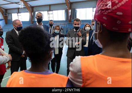 Frankreichs Staatspräsident Emmanuel Macron besucht zusammen mit dem ehemaligen Basketballspieler und ASVEL Lyon-Villeurbanne-Clubpräsidenten Tony Parker ein städtisches Stadion, um anlässlich der Wiedereröffnung von Sportveranstaltungen und -Einrichtungen nach den Schließungen während der Pandemie Covid-19 am 19. Mai 2021 in Pont-Saint-Marie, Ostfrankreich, ein Stadion zu besuchen. Foto von Jacques Witt/Pool/ABACAPRESS.COM Stockfoto