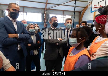 Frankreichs Staatspräsident Emmanuel Macron besucht zusammen mit dem ehemaligen Basketballspieler und ASVEL Lyon-Villeurbanne-Clubpräsidenten Tony Parker ein städtisches Stadion, um anlässlich der Wiedereröffnung von Sportveranstaltungen und -Einrichtungen nach den Schließungen während der Pandemie Covid-19 am 19. Mai 2021 in Pont-Saint-Marie, Ostfrankreich, ein Stadion zu besuchen. Foto von Jacques Witt/Pool/ABACAPRESS.COM Stockfoto