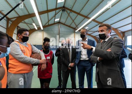 Frankreichs Staatspräsident Emmanuel Macron besucht zusammen mit dem ehemaligen Basketballspieler und ASVEL Lyon-Villeurbanne-Clubpräsidenten Tony Parker ein städtisches Stadion, um anlässlich der Wiedereröffnung von Sportveranstaltungen und -Einrichtungen nach den Schließungen während der Pandemie Covid-19 am 19. Mai 2021 in Pont-Saint-Marie, Ostfrankreich, ein Stadion zu besuchen. Foto von Jacques Witt/Pool/ABACAPRESS.COM Stockfoto