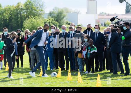 Frankreichs Staatspräsident Emmanuel Macron besucht zusammen mit dem ehemaligen Basketballspieler und ASVEL Lyon-Villeurbanne-Clubpräsidenten Tony Parker ein städtisches Stadion, um anlässlich der Wiedereröffnung von Sportveranstaltungen und -Einrichtungen nach den Schließungen während der Pandemie Covid-19 am 19. Mai 2021 in Pont-Saint-Marie, Ostfrankreich, ein Stadion zu besuchen. Foto von Jacques Witt/Pool/ABACAPRESS.COM Stockfoto