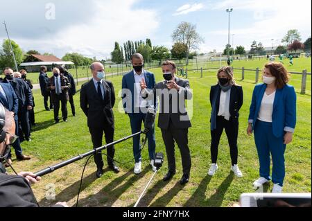 Frankreichs Präsident Emmanuel Macron besucht zusammen mit dem ehemaligen Basketballspieler und ASVEL Lyon-Villeurbanne-Klubpräsidenten Tony Parker und dem Bildungsminister Jean-Michel Blanquer am 19. Mai 2021 ein kommunales Stadion, um die Wiedereröffnung von Sportveranstaltungen und -Einrichtungen nach Schließung während der Pandemie Covid-19 in Pont-Saint-Marie, Ostfrankreich, zu markieren. Foto von Jacques Witt/Pool/ABACAPRESS.COM Stockfoto