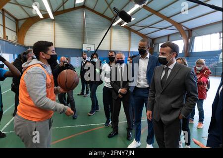 Frankreichs Staatspräsident Emmanuel Macron besucht zusammen mit dem ehemaligen Basketballspieler und ASVEL Lyon-Villeurbanne-Clubpräsidenten Tony Parker ein städtisches Stadion, um anlässlich der Wiedereröffnung von Sportveranstaltungen und -Einrichtungen nach den Schließungen während der Pandemie Covid-19 am 19. Mai 2021 in Pont-Saint-Marie, Ostfrankreich, ein Stadion zu besuchen. Foto von Jacques Witt/Pool/ABACAPRESS.COM Stockfoto