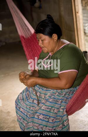 Maria Ack webt Körbe in ihrem Haus in der Maya-Gemeinde San Miguel, Toledo, Belize Stockfoto