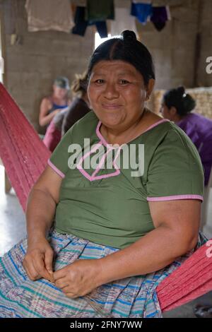 Die Maya-Kunsthandwerkerin Maria Ack zeigt ihre Waren den Besuchern in ihrem Haus in der Maya-Gemeinde San Miguel, Toledo, Belize Stockfoto