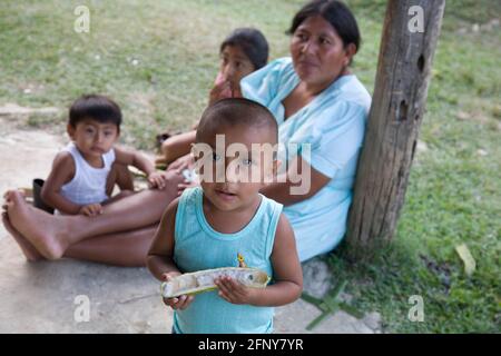 Maya-Mutter und Kinder in der Maya-Gemeinde von San Miguel, Toledo, Belize Stockfoto