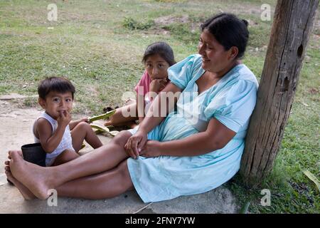 Maya-Mutter und Kinder in der Maya-Gemeinde von San Miguel, Toledo, Belize Stockfoto