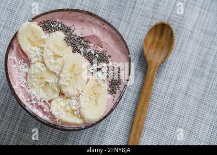 Gesundes Frühstück mit Joghurt und Hafergranola, Bananen und chia in der Schüssel. Köstliche Smoothie-Schüssel. Vegane Rohkost. Selektiver Fokus. Flatlay Stockfoto