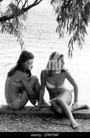 Menschen, Frauen, zwei Frauen im Bikini am Wasser, 60er Jahre, ZUSÄTZLICHE RECHTE-CLEARANCE-INFO-NOT-AVAILABLE Stockfoto