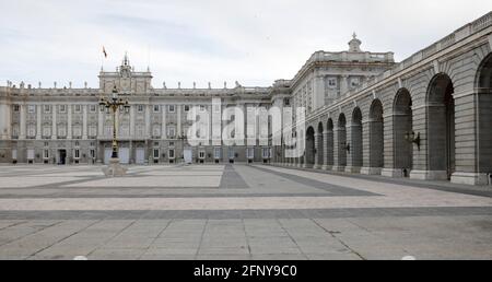 Königspalast (Palacio Real) von Madrid, Spanien, am Morgen. Stockfoto