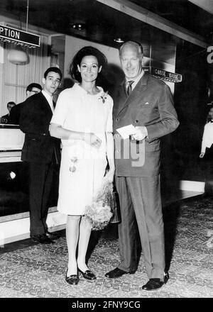 Jürgen, Curd, 13.12.1915 - 18.6.1982, deutscher Schauspieler, in voller Länge, Mit seiner Frau Simone Bichreon, ZUSÄTZLICHE-RECHTE-FREIGABE-INFO-NICHT-VERFÜGBAR Stockfoto