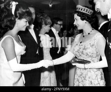 Cardinale, Claudia, * 15.4.1938, italienische Schauspielerin, halbe Länge, Gruß von Königin Elizabeth II., ZUSÄTZLICHE-RIGHTS-CLEARANCE-INFO-NOT-AVAILABLE Stockfoto