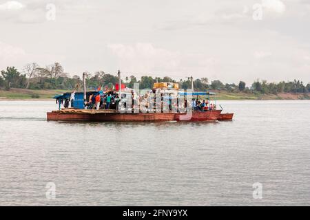 Lokale Fahrzeug- und Passagierfähre über den Mekong-Fluss in der Provinz Champasak, Lao, PDR Stockfoto