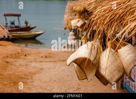 Gewebte Reisbehälter zum Verkauf an einem der Verkaufsstände der Fährüberfahrt auf dem Mekong-Fluss in der Nähe von Pakse, Provinz Champasak, Laos Stockfoto