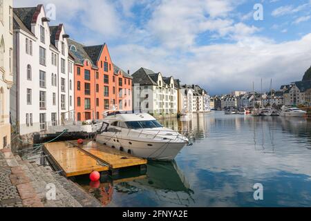 Motorboot an einem Steg in Alesund, Norwegen Stockfoto