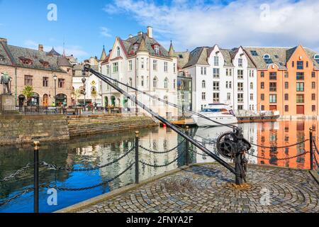 Alter Schiffskran am Kai in Alesund, Norwegen Stockfoto