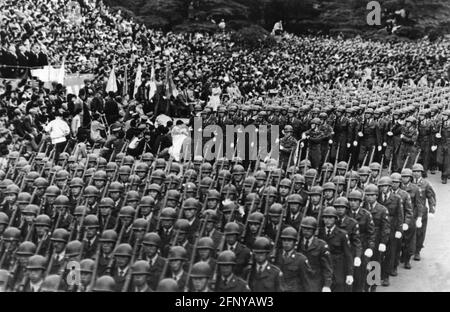 Geographie / Reisen, Japan, Militär, Selbstverteidigungstruppen, Parade im Garten des Mejii-Schreines, Tokio, ZUSÄTZLICHE RECHTE-CLEARANCE-INFO-NOT-AVAILABLE Stockfoto