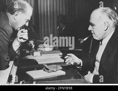 Heisenberg, Werner Karl, 5.12.1901 - 1.2.1976, deutscher Wissenschaftler (Physiker), halbe Länge, ADDITIONAL-RIGHTS-CLEARANCE-INFO-NOT-AVAILABLE Stockfoto