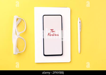 Assam, indien - 18. Mai 2021 : Tim Hortons Logo auf dem Telefonbildschirm Stock image. Stockfoto
