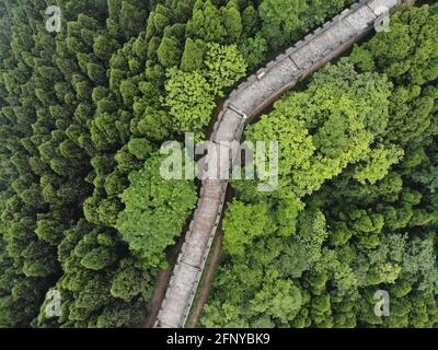 Chengdu, China. Mai 2021. Die Vogelansicht der alten Großen Mauer von Jinlong in einem tiefen Berg in Chengdu, Sichuan, China am 19. Mai 2021.(Foto: TPG/cnsphotos) Quelle: TopPhoto/Alamy Live News Stockfoto