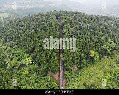 Chengdu, China. Mai 2021. Die Vogelansicht der alten Großen Mauer von Jinlong in einem tiefen Berg in Chengdu, Sichuan, China am 19. Mai 2021.(Foto: TPG/cnsphotos) Quelle: TopPhoto/Alamy Live News Stockfoto