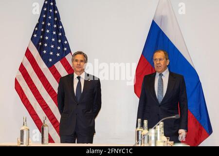 (210520) -- REYKJAVIK, 20. Mai 2021 (Xinhua) -- der russische Außenminister Sergei Lawrow (R) und der US-Außenminister Antony Blinken treffen sich am 19. Mai 2021 in Reykjavik, Island. Sergei Lawrow und Antony Blinken trafen sich hier zum ersten Mal am Mittwoch, drückten ihre Bereitschaft zur Zusammenarbeit aus, räumten aber auch „große Unterschiede“ zwischen den angespannten Beziehungen der beiden Länder ein. (Isländisches Außenministerium/Sigurjon Ragnar/Handout über Xinhua) Stockfoto