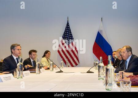 (210520) -- REYKJAVIK, 20. Mai 2021 (Xinhua) -- der russische Außenminister Sergei Lawrow (1. R) und der US-Außenminister Antony Blinken (1. L) treffen sich am 19. Mai 2021 in Reykjavik, Island. Sergei Lawrow und Antony Blinken trafen sich hier zum ersten Mal am Mittwoch, drückten ihre Bereitschaft zur Zusammenarbeit aus, räumten aber auch „große Unterschiede“ zwischen den angespannten Beziehungen der beiden Länder ein. (Isländisches Außenministerium/Sigurj¨®n Ragnar/Handout über Xinhua) Stockfoto