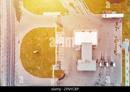 Tankstelle in der Nähe der Autobahn mit beweglichen Autos, Luftaufnahme. Stockfoto