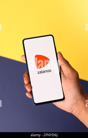 Assam, indien - 18. Mai 2021 : Zalando-Logo auf Telefonbildschirm Stock Bild. Stockfoto