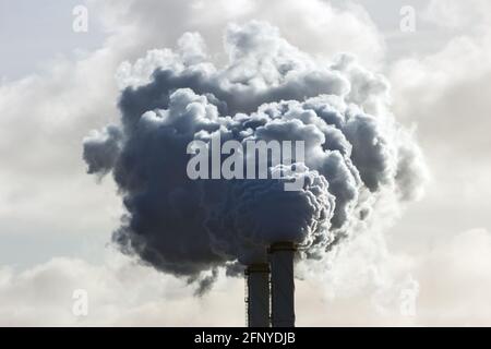 Rauchschornsteinrohre eines Elektrokraftwerks verursachen Luftverschmutzung. Stockfoto