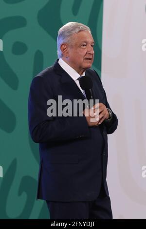 Nicht exklusiv: MEXIKO-STADT, MEXIKO - 19. MAI: Mexikos Präsident Andres Manuel Lopez Obrador trifft sich während einer Pressekonferenz bei National P mit den Medien Stockfoto