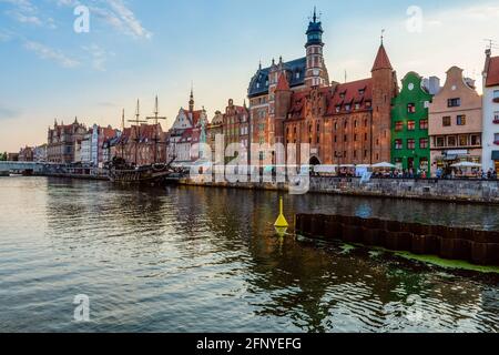 Blick auf die berühmten Fassaden alter mittelalterlicher Häuser an der Promenade von Danzig. Polen. Stockfoto