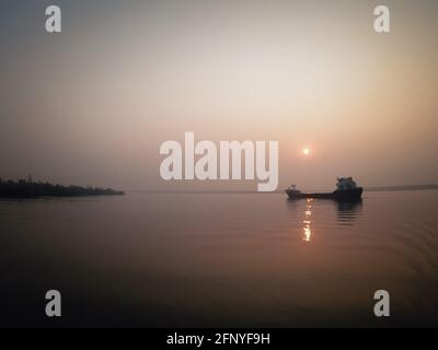 Sand Mining Boat, Sunderbans, Westbengalen, Indien Stockfoto