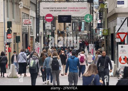 (210520) -- BRÜSSEL, 20. Mai 2021 (Xinhua) -- Menschen gehen auf einer Einkaufsstraße in Brüssel, Belgien, 19. Mai 2021. Die Europäische Kommission, die Exekutive der EU, hat am Mittwoch ihren Bericht über die Frühjahrsprognose 2021 veröffentlicht, in dem sie prognostiziert, dass die EU-Wirtschaft 4.2 um 2021 Prozent und 4.4 um 2022 Prozent wachsen wird, beides höher als die bisherigen Schätzungen, da der Block angesichts einer schnelleren Einführung des COVID-19-Impfstoffs wieder Vertrauen gewinnt. (Xinhua/Zheng Huansong) Stockfoto