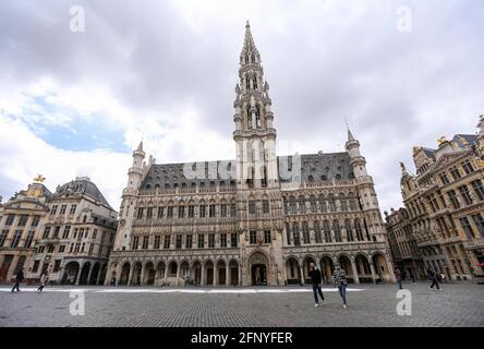 (210520) -- BRÜSSEL, 20. Mai 2021 (Xinhua) -- Menschen gehen auf dem Grand Place in Brüssel, Belgien, 19. Mai 2021. Die Europäische Kommission, die Exekutive der EU, hat am Mittwoch ihren Bericht über die Frühjahrsprognose 2021 veröffentlicht, in dem sie prognostiziert, dass die EU-Wirtschaft 4.2 um 2021 Prozent und 4.4 um 2022 Prozent wachsen wird, beides höher als die bisherigen Schätzungen, da der Block angesichts einer schnelleren Einführung des COVID-19-Impfstoffs wieder Vertrauen gewinnt. (Xinhua/Zheng Huansong) Stockfoto