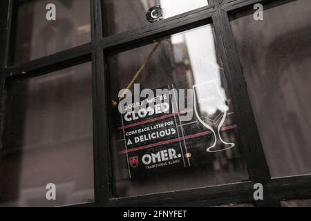 (210520) -- BRÜSSEL, 20. Mai 2021 (Xinhua) -- das geschlossene Schild ist an der Tür einer Bar in Brüssel, Belgien, am 19. Mai 2021 zu sehen. Die Europäische Kommission, die Exekutive der EU, hat am Mittwoch ihren Bericht über die Frühjahrsprognose 2021 veröffentlicht, in dem sie prognostiziert, dass die EU-Wirtschaft 4.2 um 2021 Prozent und 4.4 um 2022 Prozent wachsen wird, beides höher als die bisherigen Schätzungen, da der Block angesichts einer schnelleren Einführung des COVID-19-Impfstoffs wieder Vertrauen gewinnt. (Xinhua/Zheng Huansong) Stockfoto