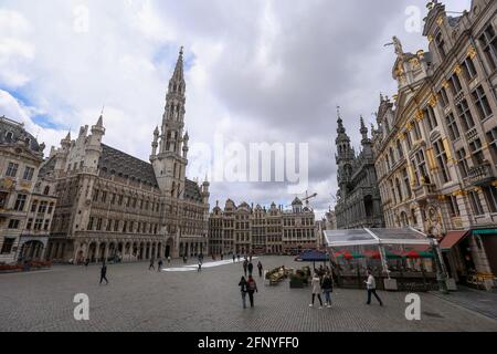 (210520) -- BRÜSSEL, 20. Mai 2021 (Xinhua) -- Menschen gehen auf dem Grand Place in Brüssel, Belgien, 19. Mai 2021. Die Europäische Kommission, die Exekutive der EU, hat am Mittwoch ihren Bericht über die Frühjahrsprognose 2021 veröffentlicht, in dem sie prognostiziert, dass die EU-Wirtschaft 4.2 um 2021 Prozent und 4.4 um 2022 Prozent wachsen wird, beides höher als die bisherigen Schätzungen, da der Block angesichts einer schnelleren Einführung des COVID-19-Impfstoffs wieder Vertrauen gewinnt. (Xinhua/Zheng Huansong) Stockfoto