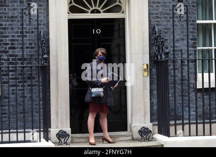 London, England, Großbritannien. Mai 2021. Der Vorsitzende der Â scheidenden Demokratischen Unionistischen Partei (DUP) und erste Minister von Nordirland Arlene FosterÂ trifft in der Downing Street das letzte Mal mit dem britischen Premierminister Boris Johnson zusammen. Foster wird am 28. Mai ihre Position als DUP-Chefin niederlegen und ihre Amtszeit als erste Ministerin Ende Juni beenden. Kredit: Tayfun Salci/ZUMA Wire/Alamy Live Nachrichten Stockfoto