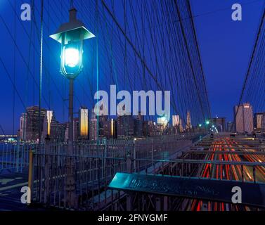 2005 HISTORISCHE BROOKLYN BRIDGE (©J & W ROEBLING 1876) DOWNTOWN SKYLINE MANHATTAN NEW YORK CITY USA Stockfoto