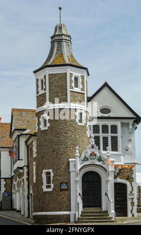 Ikonisches Guildhall-Gebäude, Lyme Regis, Dorset, Großbritannien; Anfang des 17. Jahrhunderts, aber Ende des 19. Jahrhunderts vom Architekten George Vialls renoviert. Stockfoto