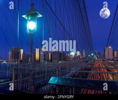 2005 HISTORISCHE BROOKLYN BRIDGE (©J & W ROEBLING 1876) DOWNTOWN SKYLINE MANHATTAN NEW YORK CITY USA Stockfoto