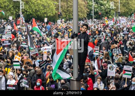 Junger Junge schwingt palästinensische Fahne über die Menschenmenge, Solidaritätsprotest „Freies Palästina“, London, 15. Mai 2021 Stockfoto