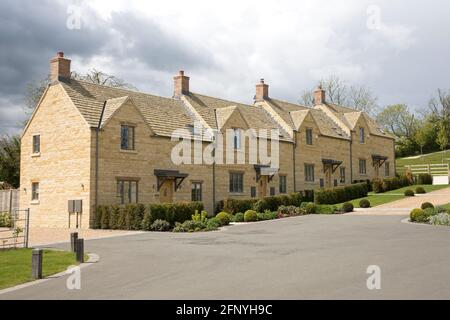 Attraktive verbundene moderne Cotswood Steinhäuser Chipping Campden UK Stockfoto