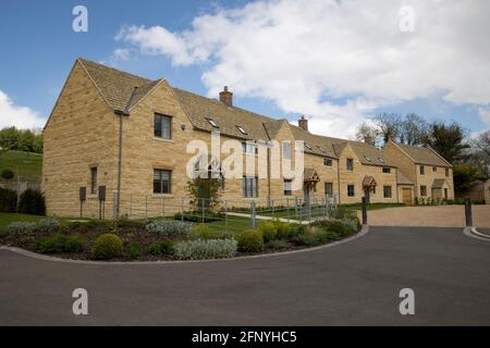 Attraktive miteinander verbundene traditionelle neue Cotswood-Steinhäuser in ländlicher Umgebung Chipping Campden UK Stockfoto