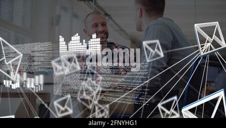 Zusammensetzung der Datenverarbeitung, Netzwerk von E-Mail-Symbolen über zwei Geschäftsleute, die im Büro sprechen Stockfoto