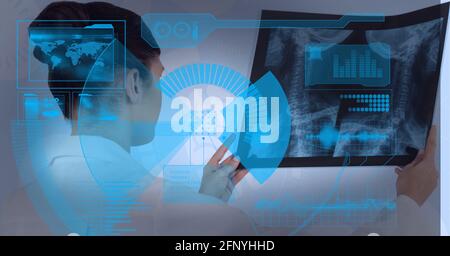 Digitale Schnittstelle mit Datenverarbeitung über Ärztin, die Röntgenaufnahmen untersucht Bericht Stockfoto