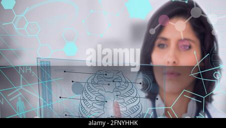 Zusammensetzung der weiblichen Arzt berühren Bildschirm mit medizinischen Daten und Symbole Stockfoto