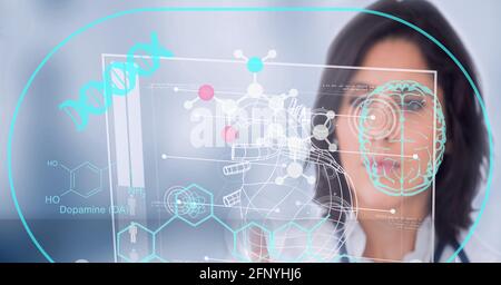 Zusammensetzung der weiblichen Arzt berühren Bildschirm mit medizinischen Daten und Symbole Stockfoto