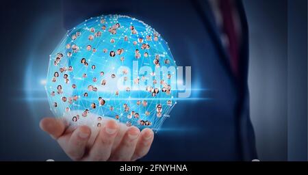 Globus aus Netzwerk von Profilsymbolen über die Hand des Geschäftsmannes Vor blauem Hintergrund Stockfoto